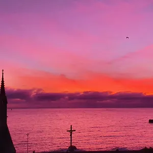 Le Phare De La Croix Pleine Vue Centre Concarneau